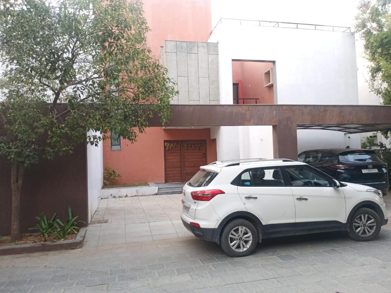 Villa-Safal Amrakunj อาเมดาบัด ภายนอก รูปภาพ